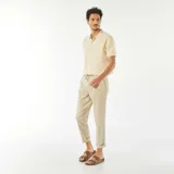 Remera tipo polo color crema, de piqué de algodón, con cuello clásico, tapeta de dos botones y mangas cortas con ribete.