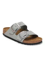Sandalias Birkenstock modelo Arizona Big Buckle en color verde salvia. Presentan dos correas anchas ajustables con hebillas metálicas de gran tamaño y una plantilla anatómica de corcho con suela de goma negra.