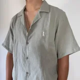 Camisa azul marino de muselina con manga corta y corte oversize.