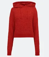 Buzo de tejido chenille texturizado en color rojo, con capucha ajustable mediante cordones y puños y ruedo acanalados.