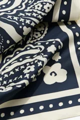 Pañuelo cuadrado de tela suave con estampado de cachemira en blanco y negro, con borde de lunares.