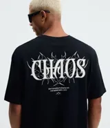 Remera relaxed de algodón color negro, con estampado frontal de diseño tribal y la frase "Silent Chaos" en blanco.