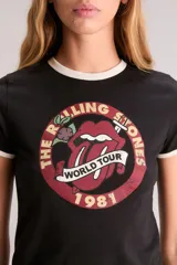 Remera negra de algodón con calce slim, escote redondo y mangas cortas con ribete blanco en cuello y mangas. Estampado frontal con el logo de los Rolling Stones y la leyenda "World Tour 1981".