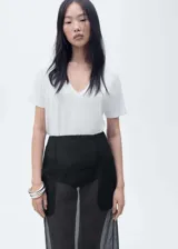 Camiseta blanca de manga corta con cuello en V y tejido fluido.