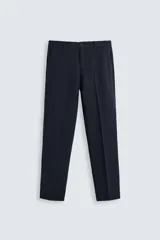 Pantalón de vestir azul marino, de corte slim fit, confeccionado en tejido con 17% de lana. Cuenta con bolsillos frontales y traseros de doble vivo con botón. Cierre frontal con cremallera y botón.