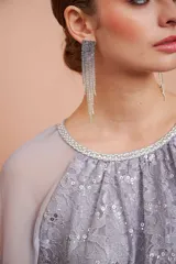 Caravanas largas de strass plateado con diseño de múltiples hileras colgantes.