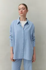 Camisa color rosa claro, de corte clásico y silueta relajada, confeccionada en mezcla de lino y viscosa.