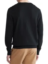 Sweater negro de algodón con cuello redondo, mangas largas con puños acanalados y logo de la marca bordado en el pecho.