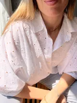 Camisa blanca de corte oversize con bordado calado.