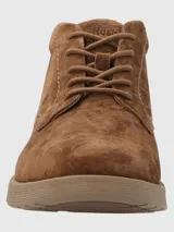 Bota de hombre de gamuza en color marrón con suela cómoda y diseño clásico.