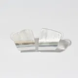 Aros de plata con forma geométrica irregular con textura cepillada.