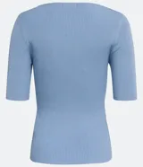 Blusa de punto color durazno, con cuello barco y mangas cortas.
