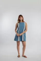 Vestido corto celeste con tirantes anchos en color crudo.