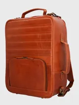 Mochila convertible para cámara fotográfica de cuero natural color marrón. Puede utilizarse como mochila y maletín. Cuenta con compartimento principal con cierre cremallera, bolsillo frontal con cierre, bolsillo trasero con cierre cremallera y fuelle para guardar una cámara fotográfica, bolsillo interior con cierre, bolsillos y compartimentos interiores para guardar accesorios, correas ajustables y removible y forro interior 100% poliéster reciclado.