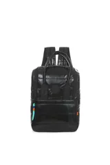 Mochila negra con diseño acolchado, doble asa de mano y correas de hombro regulables. Tiene un bolsillo frontal con cierre y detalles de tiras de colores.
