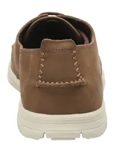 Zapato náutico casual de cuero azul marino con cordones, suela de goma color crema y plantilla calada.