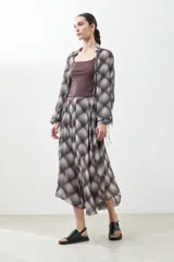 Maxi falda marrón con estampado escocés.