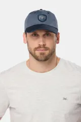 Gorro con visera de lona color azul con visera color beige y parche tejido con logo de la marca.