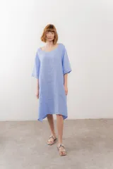 Vestido celeste de lino, corte holgado y largo midi, con escote redondo y mangas 3/4.