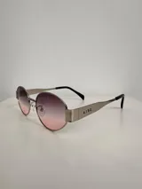 Lentes de sol redondos con armazón metálico plateado y cristales degradados de violeta a rosa.