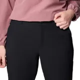 Pantalón de senderismo negro, de corte recto, con cintura media, trabillas para cinturón, bolsillos laterales y bolsillo de seguridad con cierre. Confeccionado con tejido Omni-Shield™ que repele la humedad y Omni-Shade™ Broad Spectrum UPF 50 que protege del sol.