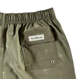 Short de baño para hombre color verde oliva con estampado de palmeras en blanco. Tiene elástico en la cintura, cordón ajustable, tres bolsillos (dos laterales y uno trasero), tela con 10% spandex de secado rápido y mesh hipoalergénico en el interior.