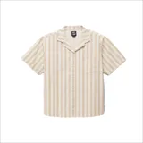 Camisa de manga corta con estampado a rayas verticales y diseño de tablero de ajedrez en color beige y blanco.