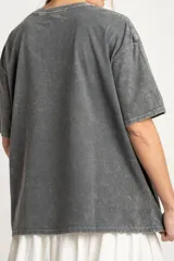 Remera gris con estampa de la palabra "Tierra" y signos zodiacales.