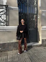 Pantalón Oxford de viscosa con estampado animal print de leopardo en tonos marrones y negros.