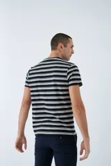 Remera de algodón a rayas horizontales en tonos blanco, marrón y rojo. Tiene cuello redondo, mangas cortas, corte regular y logo estampado en el pecho.