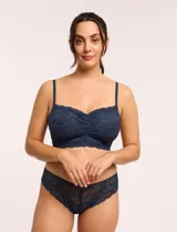 Panty corte brasileño de encaje floral azul marino, con elástico ultraplano en la cintura y refuerzo de algodón.