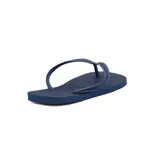 Chanclas de goma color azul marino, con tira de ajuste al pie y logo de la marca en la plantilla.