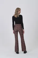 Calza estampada con patrón de leopardo en tonos marrones y negros. Talle alto y corte recto/ligeramente acampanado en el bajo.