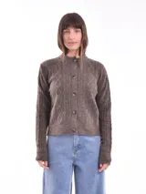 Saco tejido color púrpura con diseño de trenzas y botones al frente.
