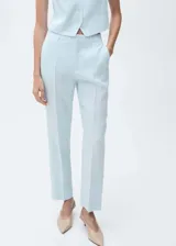 Pantalón de lino celeste, de corte recto y tiro alto, con bolsillos laterales y traseros.