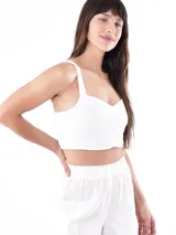 Top blanco con breteles anchos y detalle fruncido en el centro del busto.