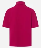 Camisa color beige de tela airflow, con cuello camisero, mangas cortas con detalle de pliegue, bolsillos con solapa en el pecho y cierre frontal con botones metalizados.