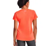 Remera deportiva Under Armour color rosa con cuello en V y logo estampado en el pecho. Confeccionada con tejido UA Tech que seca el sudor rápidamente.