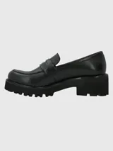 Mocasines color verde oliva con suela track negra.