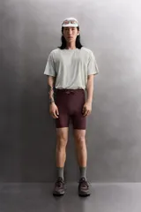 Camiseta de entrenamiento regular fit de Zara Athleticz, confeccionada en tejido técnico ligero y elástico con tecnología Quick Dry nivel 2. Presenta un estampado tipo tie-dye en tonos grises y blancos, cuello redondo, manga corta, costuras planas y termofijadas, y logo estampado en el bajo.