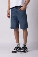 Bermuda de jean gris oscuro, corte recto y largo hasta la rodilla.