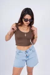 Musculosa corta color marrón con escote redondo.