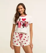 Conjunto de pijama short doll de algodón blanco con estampado de High School Musical, compuesto por una remera de manga corta con cuello rojo y un short con cintura elastizada y lazo rojo.
