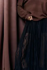 Pollera larga de encaje color negro, con cintura elastizada y volados en el ruedo.