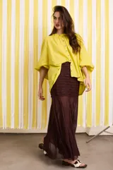 Falda larga marrón con base de tela plisada y largo godet. Confeccionada en gasa y microtul.