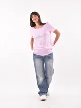 Remera rosa de corte clásico con estampado blanco del signo zodiacal Piscis.