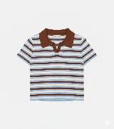 Remera tejida a rayas horizontales en color celeste, blanco y marrón, con cuello polo marrón y mangas cortas.