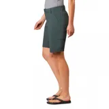 Bermuda color gris oscuro, con cintura parcialmente elástica y múltiples bolsillos.