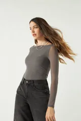 Top negro de manga larga con transparencia y tejido elastizado.