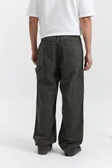 Pantalón carpenter de tela canvas color verde oscuro, tiro medio y corte relajado.